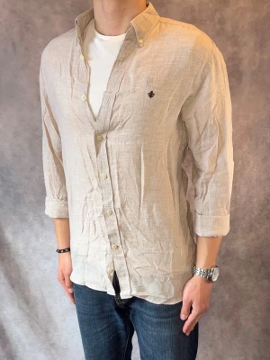 Beige Morris Linneskjorta - Stl m - Riktig snygg Morris Linneskjorta i beige med brunt märke, perfekt till sommaren som närmar sig! 🏖️🌊 | Mycket bra skick: 9,2/10, utan defekter! | Stl: S |  Modellen är 177cm och väger 74kg, sitter grymt | Hör av dig vid frågor 