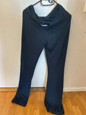 Svarta utsvängda leggings - Säljer ett par svarta leggings med utsvängda ben och hög midja. De är tillverkade i ett mjukt och stretchigt material som sitter skönt på kroppen. Perfekta för en avslappnad och trendig look.