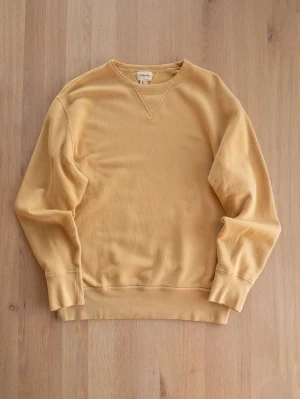 Yellow Sweatshirt Bellerose size L - Snygg beige sweatshirt från Bellerose i storlek L. Tröjan har rund halsringning, ribbade muddar och en klassisk V-detalj vid halsen. Tillverkad i mjuk bomull för en avslappnad och bekväm stil.