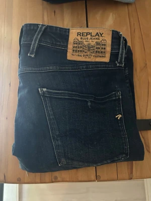 Replay Jeans - Ett par riktigt schyssta jeans från Replay. Mörkblå färg, sitter sjukt bra och är VÄLDIGT sköna! Stl w32-L-30, men kan definitivt passa ner till w30. Model: slim! Ger en modern känsla pga slitningar och frägbrytningar. Snabb affär➡️Bra pris!