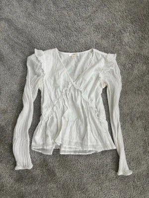 Snygg vit blus - Jättesöt vit blus från Gina Tricot. Storlek 158/164, men den sitter som xs/xxs. Säljer för den är lite för liten. Bra skick