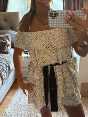 Vit prickig offshoulder klänning - populära söta prickiga zara volang klänning med svarta band. skriv vid frågor💞