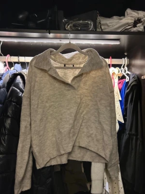 beiga kofta - V ringad typ kofta från primark