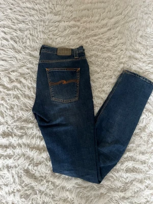 Nudie Jeans - Ett par Nudie Jeans i super bra skick. Slimfit och är i storlek 32/34. 