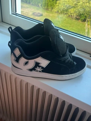 Dc skor  - Dom är i bra skick bara att dom är lite slitna bak vid hälen men det påverkar inte skon, dem är jätte snygga men var tyvärr små för mig så får sälja istället , man kan se att dom är använda ja dom är inte i nytt skick så inte så konstigt men dom är i jätte bra skick, Köpte för 1000kr