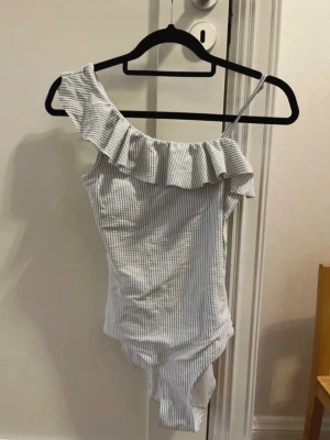 Blåvit baddräkt från H&M - Säljer denna jättefina blåvita baddräkt från H&M. Den är i stl 158/164, men passar mig som har xs-s. Den är inte använd av mig, men kanske tjejen som hade den innan, den är iallafall i väldigt bra skick och såklart tvättad. Hör av er om frågor!💗(Säljer även på Vinted ifall man skulle vilja köpa där)