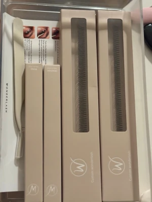 Bywonderlash franskit  - Säljer ett oanvänt franskit från bywonderlash med två clusterboxar av classy swish 12 mm och 14 mm. Man får även med bond, remover och applikationsverktyg. 