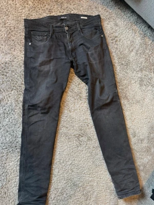 Replay jeans anbass - Ett par replay Abbas jeans i svart färg. Passar till typ allt asså. Bra skick. Storlek 32/32.