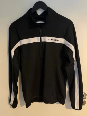 J.Lindeberg Mid layer - J.Lindberg Jarvis Mid Layer! Perfekt för höst golfen. Strl. M. Använd ca 3 rundor. Nypris 1200kr 
