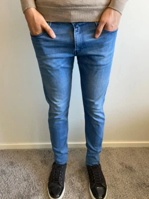 Replay Anbass Jeans - Replay Anbass Jeans i mycket fink skick med inga defekter! Mått längd 98 midja 40. Hör av er vid fler frågor🤝