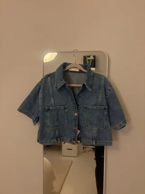 Kortärmad blå jeansjacka - Säljer min jeansjacka i storlek M från Zara med prislapp. Passar till alla tillfällen!💕