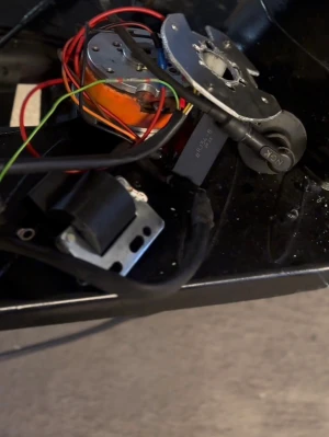 Mvt dd 09 - Säljer en elektronisk komponent med flera färgade kablar, metall- och plastdelar samt en spole. Perfekt för dig som gillar att bygga egna elektronikprojekt eller behöver reservdelar till hobbybyggen.