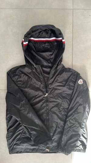 Moncler windbreaker  - Säljer min moncler windbreaker pga att den är för liten