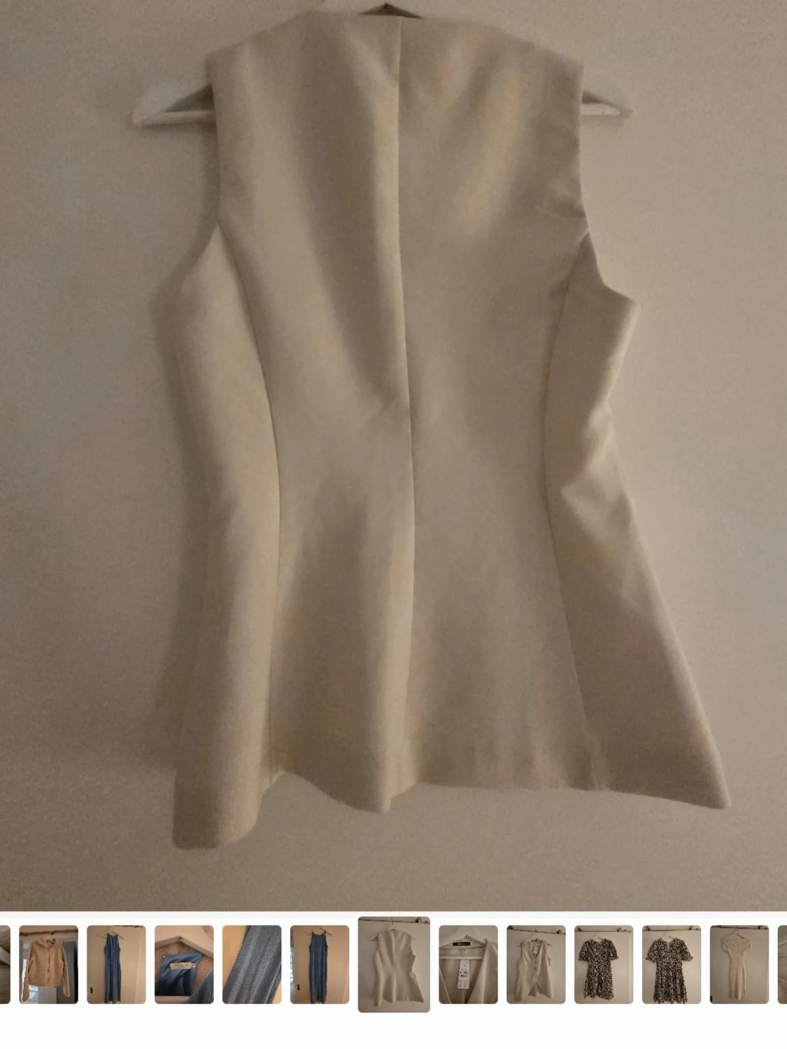 Beige lång väst med knappar - 1