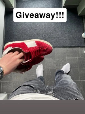 Giveaway - Give away på ett par valentino flycrew i storlek 40. Skorna lottas ut vid 200 följare! För att vara med och delta behövs följande steg följas.                                                          1. Följ oss här på Plick.                                      2. Följ oss på TikTok(Tg1Fashion)                  3. Skicka en screenshot som bevis och skriv klar!