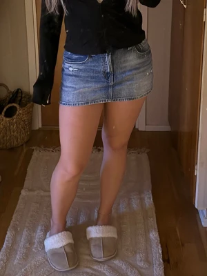 Jeanskjol - Söt jeanskjol med slitningar från Stradivarius. Har inbyggda skjorta med🤩 Storlek S.