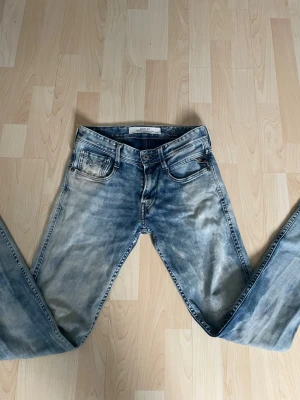 Replay Maestro ljus blå - Säljer ett par ljusblå jeans med slitningar och tvättad look. Klassisk femficksmodell med raka ben och normal midja. Jeansen har snygga detaljer på bakfickorna och är tillverkade i bomull med lite stretch för skön passform. De passar inte mig längre så det är därför jag säljer den här jeansen, fråga ej för att jag ska visa bild på när jag har på mig de för de passar inte.