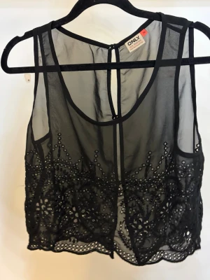 Svart topp - En svart blus/topp från Only, storlek 36.