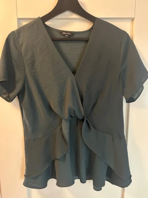 Grön blus - Fin grön blus i storlek 36/38🌸
