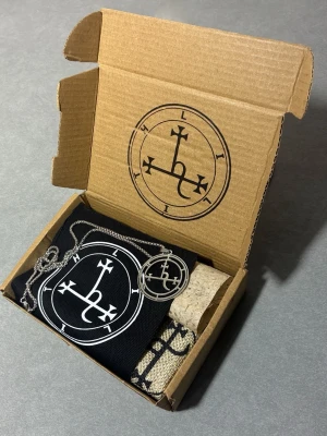 En låda full med Lilith  - Lilith sigil på halsband men också på patch hemmagjort papper och linnepåse . Halsband sigil 4.8 × 3.8 cm kedja 60 rostfritt stol 