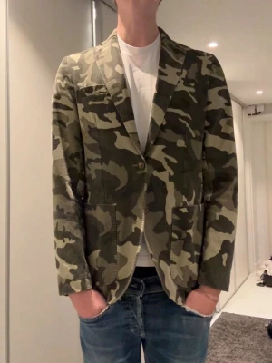 Camo blazer - Blazer/kavaj med camouflage mönster. Mycket bra skick. Skriv vid minsta lilla intresse.