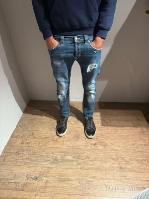 Dondup George jeans  - Dondup George jeans i storlek 32|| modellen är 184 60/70 kg|| perfekta nu till hösten🍁