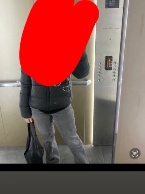 Grå raka jeans med vintagekänsla - Säljer ett par grå jeans med rak passform och klassisk femficksdesign. Jeansen har en tvättad look som ger en avslappnad och trendig vibe. Perfekta att styla med både sneakers och boots för en cool streetstyle.
