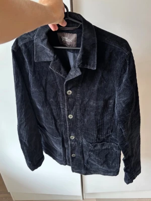 Svart Oscar Jacobson overshirt M - Ursnygg svart Oscar Jacobson overshirt i storlek M. Använt men super bra skick! Jätte fin och grym passform av högsta kvalité perfekt nu till hösten! 
