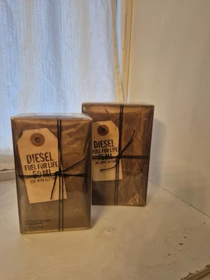 Diesel Fuel For Life EdT parfym - Diesel Fuel For Life EdT parfym, oanvänd och oöppnad förpackning. Säljer 2 st för 200 kr st. 