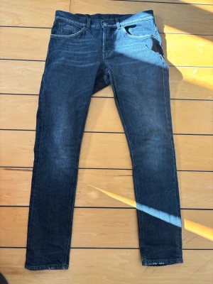 Dondup George W33 – Svarta Jeans - Säljer ett par Dondup George i svart tvätt. Riktigt snygg modell med slim/skinny passform och hög kvalitet, tillverkade i Italien.  📏 Midja: 42 cm 📏 Ytterbenslängd: 105 cm 📏 Storlek: W34 står men sitter som w33  Jeansen är i nästintill nytt skick med minimala tecken på användning. D-emblemet sitter kvar på bakfickan och tvätten är fortfarande djupsvart och fräsch.  Passar perfekt för dig som söker ett par stilrena premiumjeans från Dondup.  Hör gärna av dig vid frågor eller för fler bilder. 👍