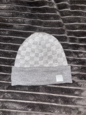 Grå mössa  - Säljer en fet mössa. Det är den nya modellen. Hör av dig vid frågor🙌🙏