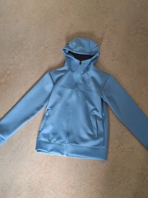 Snygg ljusblå North Face tjocktröja size 155-160  - Snygg ljusblå North Face tjocktröja size 155-160 stilig och chill PRIS KAN DISKUTERAS 