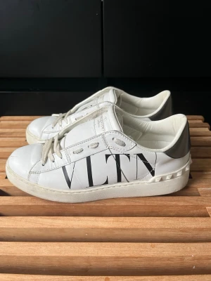 Valentino skor  - Tjena, säljer nu dessa riktigt snygga och populära valentino skorna i mycket bra skick, storlek 36,5, endast skorna ingår, hör av er vid frågor och funderingar🙌🤝 
