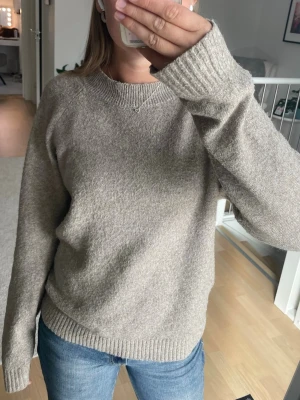 Stickad tröja - Säljer en fin beige stickad tröja från Vero Moda i storlek S, fint skick inga defekter!!