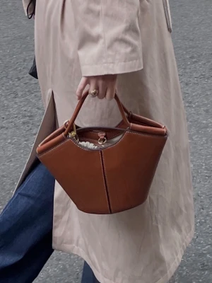 Mango bucket bag  - Så fin väska från mango som är slutsåld på hemsidan 🤎 köptes för 599kr 