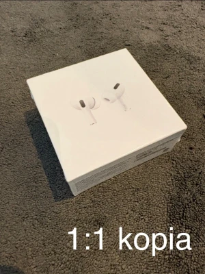 Vita trådlösa hörlurar AirPods Pro kopia - Säljer ett par vita trådlösa hörlurar i AirPods Pro-stil med MagSafe-laddningsetui. Hörlurarna levereras i en stilren, kompakt förpackning. Perfekt för dig som vill ha snygga och smidiga hörlurar till mobilen eller datorn.