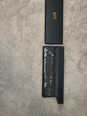 Kejsar kjedja - Ett snyggt kjesar halsband 6mm bredd och längden 50cm, Använd fåtal gånger typ 15 gånger sen har den ba legat! Köpte den för 3999, priset kan diskuteras vid snabbaffär!💯
