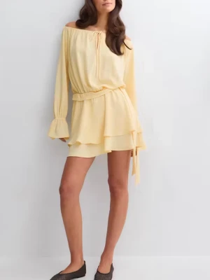 Klänning gul off shoulder gina tricot small - Gul off shoulder klänning från Gina tricot i storlek small, ny med prislapp och nypris 500kr🌸
