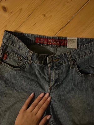 Blå bootcut jeans från Mudd - Bootcut jeans som är relativt lågmidjade. I XS. Skriv om du vill se fler bilder 💖🫰🏻