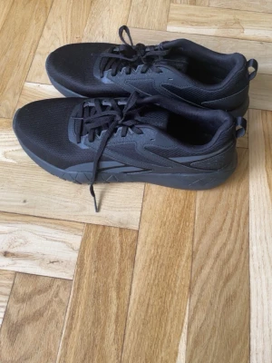 Reebok Sneakers  - Helt nytt par reebok skor endast använda 1 gång inomhus för prövning!                                                   skokartong ingår                                                                         Pris kan diskuteras                                                       Först till kvarn i Vällingby centrum snabb affär! endast kontant tack! om du har några funderingar kontakta gärna!