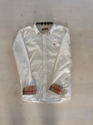 Burberry skjorta - Vit burberry skjorta, självklart äkta. Det finns inga dumma frågor.