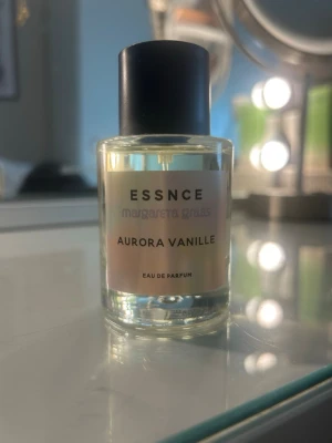 Aurora Vanille Eau de Parfum - Säljer Aurora Vanille från Essnce! Endast använd en gång men säljer då det inte var min doft 🥰parfymen är limited edition och säljs inte längre på hemsidan 🩷❤️