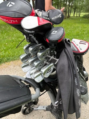 Golfset  - Vill bli av med hela alltet då jag nu inser att detta inte är för mig längre. (+8 med fyra hål kvar). Ge mig ett RIMLIGT bud bara. Hoppas du har lite bättre flyt med dom! SÄLJER ENBART ALLT TILLSAMMANS, INTE LÖSA KLUBBOR.