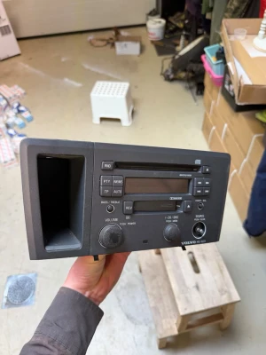 Volvo v70n Stereo - Säljer en orginal stereo från en Volvo v70n 2002. Finns även lite annat till v70n och en matta till 940. Finns i Röstånga.