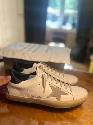 ÄKTA GOLDEN GOOSE SKOR MED KVITTO - Äkta Golden goose all stars med kvitto, storlek 44. Helt oanvända i ett jätte bra skick, äktenhetsbevis kan visas genom skanningen av NFC scannern under skon. Kvitto finns såklart också. Nypris ligger på 5800 ungefär✅