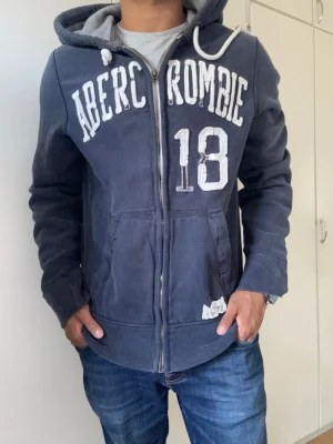 Vintage Abercrombie & Fitch Zip Hoodie - Riktigt najs Abercrombie & Fitch Zip Hoodie | Storlek M | Mycket bra skick | Modellen är 175cm,70 kg