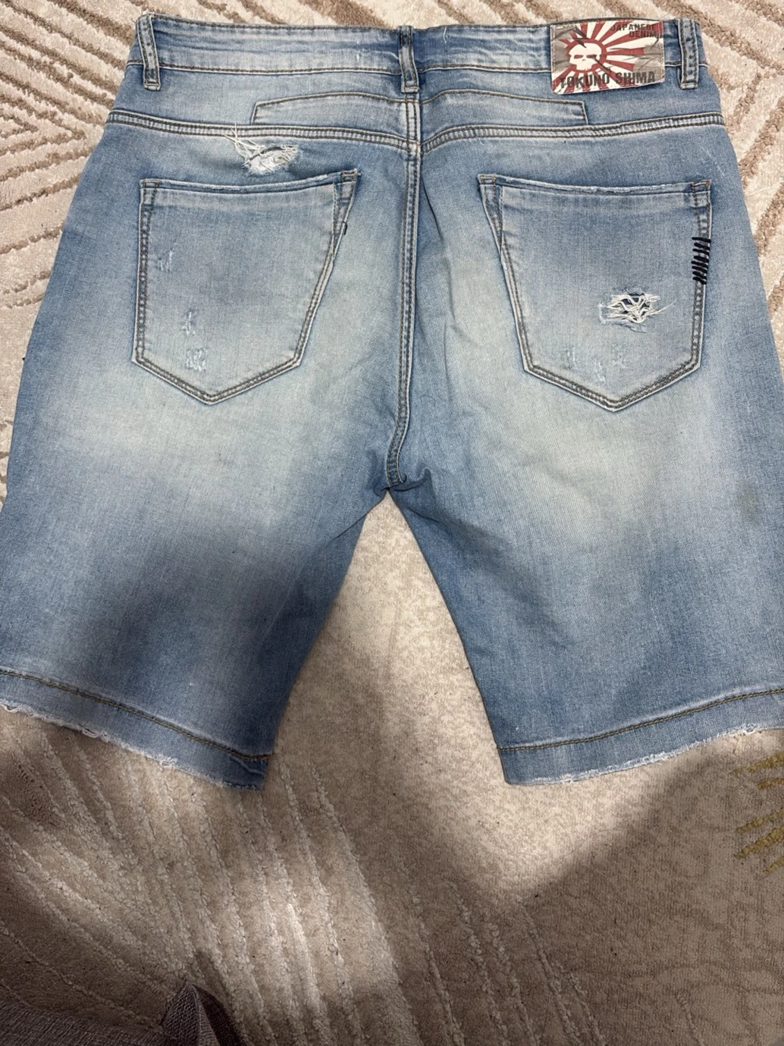 Ljusblå slitna jeansshorts - 1
