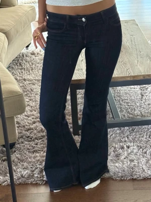 Mörkblå bootcut jeans - Så snygga lågmidjade mörkblå bootcut jeans, använda en gång💕jag är 173 cm!