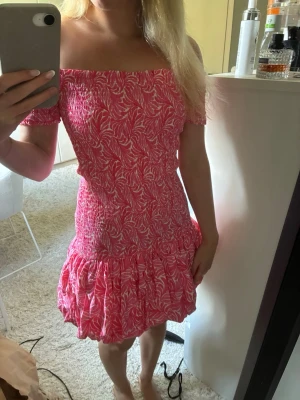 Rosa H&M klänning - Jätte snygg och trendig rosa klänning från H&M(slutsåld). Använd 1-2 gånger och är därmed i väldigt bra skick. Perfekt nu i sommar tider💗