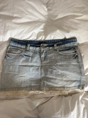 Ljusblå jeanskjol med spetskant - Säljer en ljusblå jeans kjol med en ”spets” kant. Den har två hår i kanten men det syns inte när man har den på sig 💗
